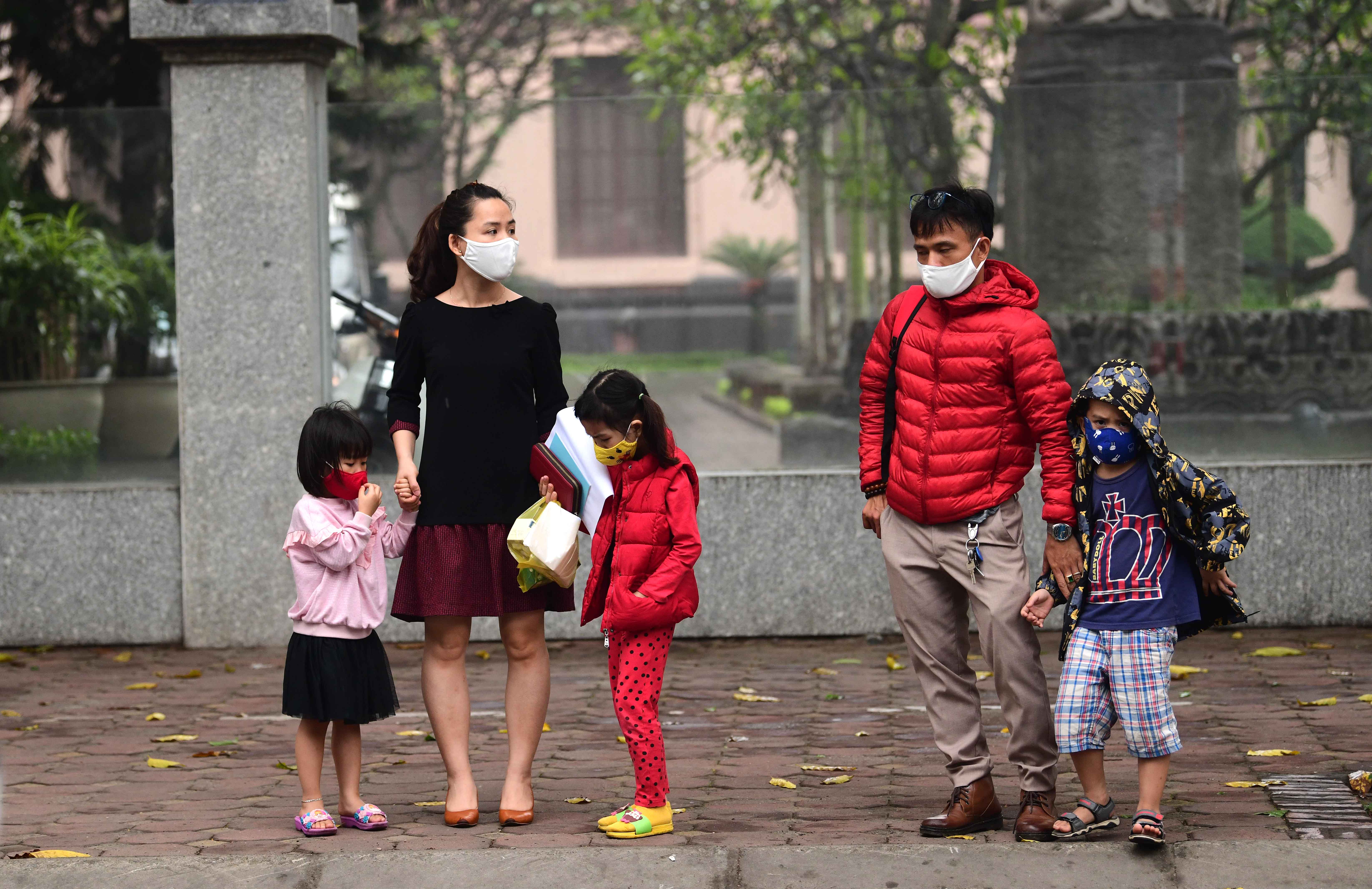 Ngày đầu thực hiện việc đeo khẩu trang nơi công cộng: Người Việt cẩn trọng, người nước ngoài thờ ơ - 1