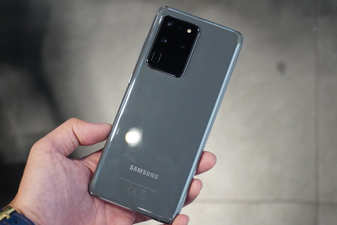 Dòng Galaxy S20 cũng giới thiệu tính năng Single Take cho phép chụp ảnh đồng thời với quay video clip chỉ bằng một cú chạm vào màn trập. Ngoài ra, cả ba điện thoại trong dòng này cũng hỗ trợ quay video 8K.