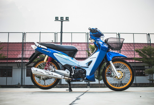 Honda Wave 125i là dòng xe số phổ thông nhưng rất nổi tiếng ở Thái Lan và cũng được nhiều người tiêu dùng ở Việt Nam biết tới. Mẫu xe này được thiết kế dành cho việc đi lại hằng ngày nhưng không có nghĩa là không phải là mẫu xe ưa thích của dân độ xe.