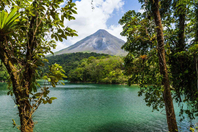 Costa Rica: Đối với những người yêu thích du lịch sinh thái, thì Costa Rica là điểm đến phù hợp nhất. Du khách có thể khám phá các khu rừng nhiệt đới với nhiều loại động vật hoang dã, trải nghiểm hoạt động trượt dây cáp, thám hiểm núi lửa và lướt sóng trên biển Caribbe.
