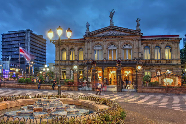 Để tận hưởng cuộc sống đô thị ở Costa Rica, bạn hãy dành thời gian tới thủ đô San José. Du khách có thể chiêm ngưỡng các công trình kiến trúc cổ từ thời thuộc địa, thưởng thức các món ăn hấp dẫn và cà phê hảo hạng.
