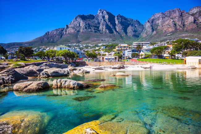 Thủ đô Cape Town là một trong những địa điểm du lịch hấp dẫn nhất ở Nam Phi, với tuyến bộ lên núi Bàn hùng vĩ, các bảo tàng và điểm ngắm chim cánh cụt dọc vịnh False Bay.
