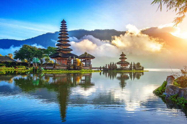 Tại Bali, du khách có thể tham quan các ngôi đền Hindu, khám phá cánh đồng lúa nước truyền thống, đồn điền cà phê và trải nghiệm văn hóa địa phương.
