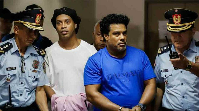 Ronaldinho ngồi tù bị nghi nhiễm Covid-19: Bạo chi 1,6 triệu USD có sớm tại ngoại? - 1