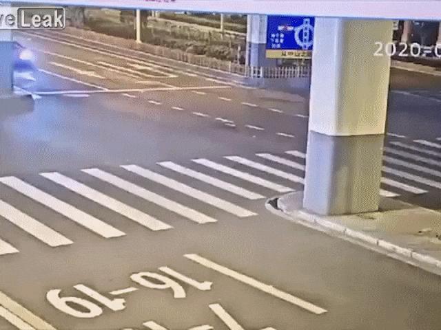 Tin tức ô tô - Siêu xe Lamborghini giá 69 tỷ đồng thành phế liệu khi đâm vào trụ bê tông