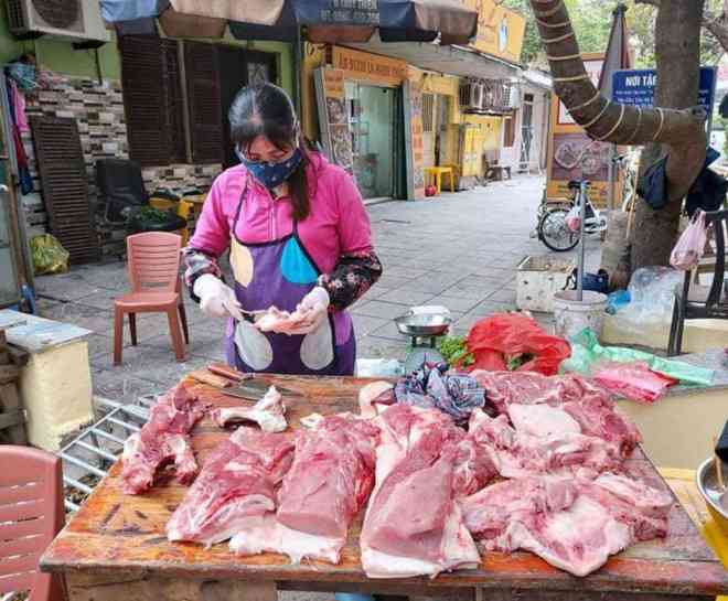 Gần một tuần nay, người tiêu dùng quay lưng với thịt lợn khiến nhiều tiểu thương phải bỏ chợ vì quá ế ẩm...