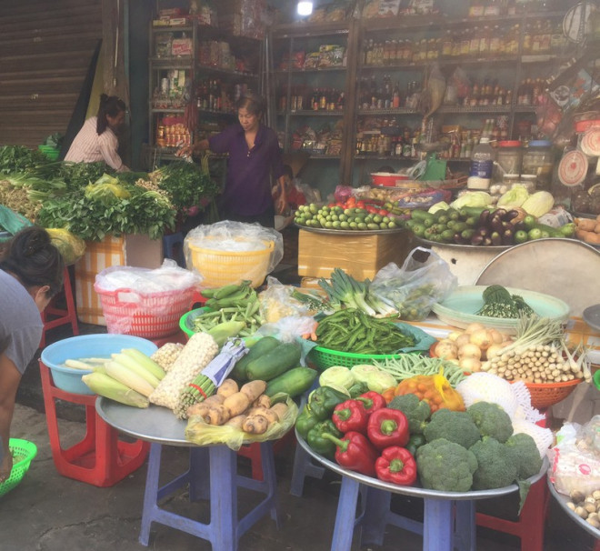 Tiểu thương một số chợ truyền thống cho biết chợ rất vắng khách