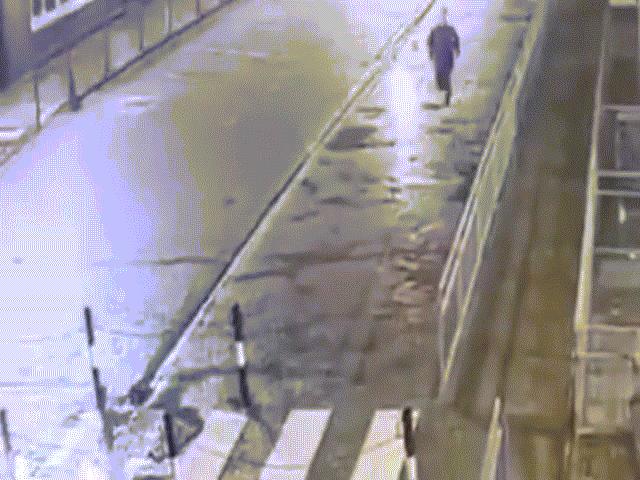 Phi thường - kỳ quặc - Chàng trai ngã chúi mặt khi vướng dây "vô hình"