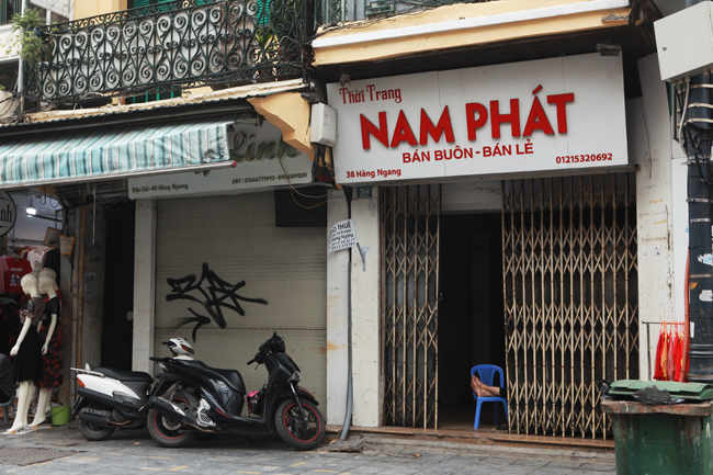 Dọc phố Hàng Ngang, Hàng Đường, chợ Đồng Xuân &#40;Hà Nội&#41;…. cũng diễn ra tình trạng tương tự