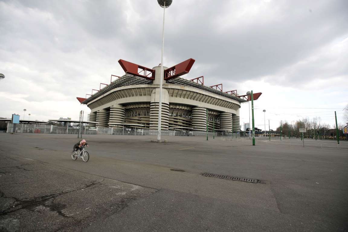 Khung cảnh vắng lặng phía trước sân vận động San Siro ở thành phố Milan giữa mùa Covid-19 (Ảnh: AP)