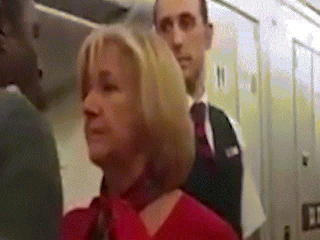 Thế giới - Video: Hành khách hét bắn nước bọt vào mặt nữ tiếp viên hàng không