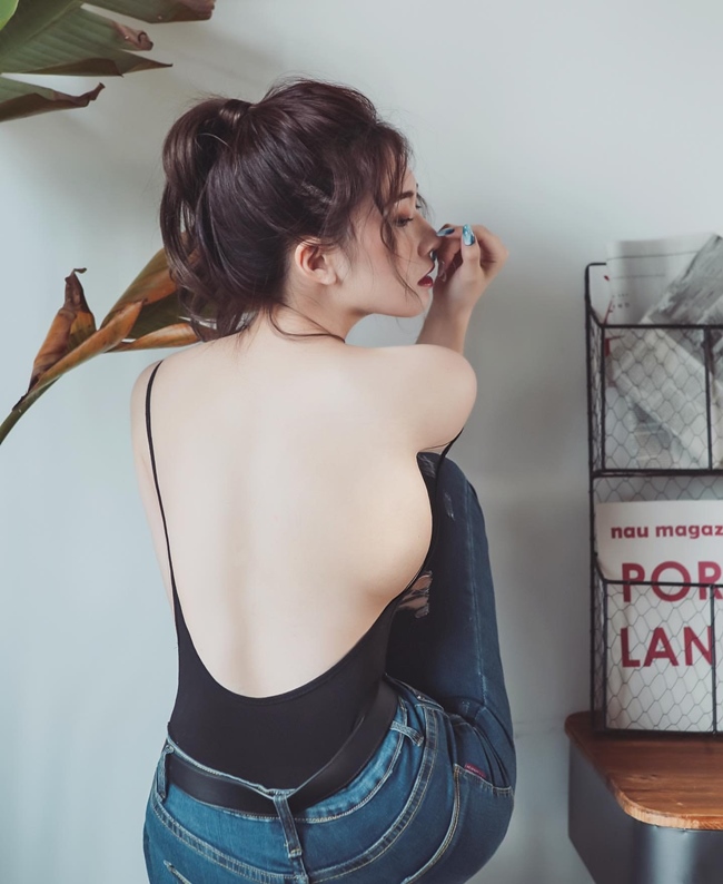 Thậm chí, có người còn chê vóc dáng của cô dị hợm khi thân hình mảnh mai nhưng vòng một lại không cân đối với thân hình.