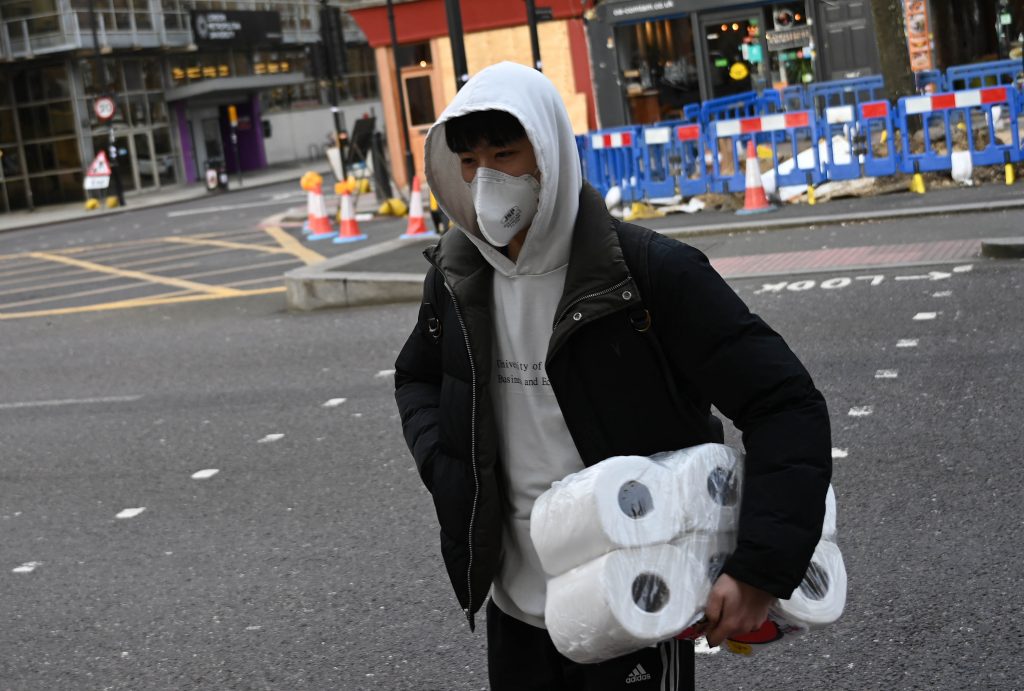 Một người đàn ông cố gắng mua thêm giấy vệ sinh tại Anh (ảnh: The Sun)