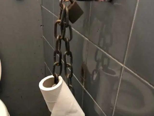 Covid-19: Xích giấy vệ sinh trong nhiều nhà vệ sinh công cộng ở London vì sợ trộm