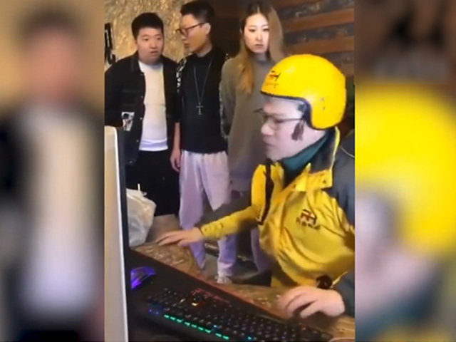 Video Clip Cười - Khi bạn muốn làm game thủ nhưng mẹ lại bắt đi làm shipper