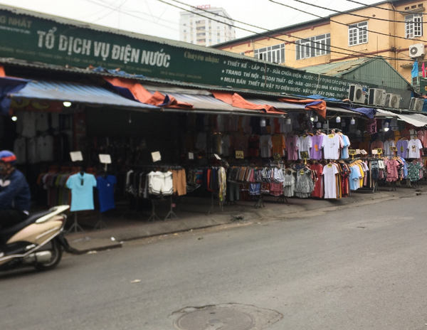 Các ki ốt, cửa hàng trên trục đường Phùng Khoang cũng vắng khách mua