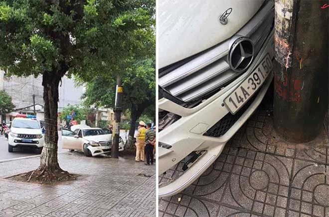 Chiếc xe Mercedes tự tông vào cột điện