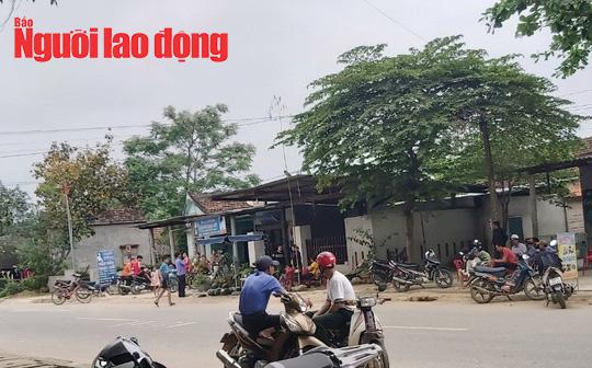 Rất đông người dân hiếu kỳ theo dõi vụ việc
