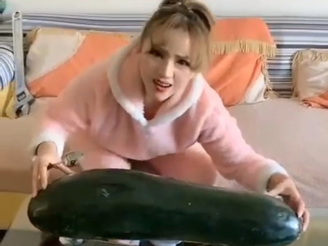 Video Clip Cười - Ở nhà trốn Covid-19, lôi cô chị ra "cà khịa"