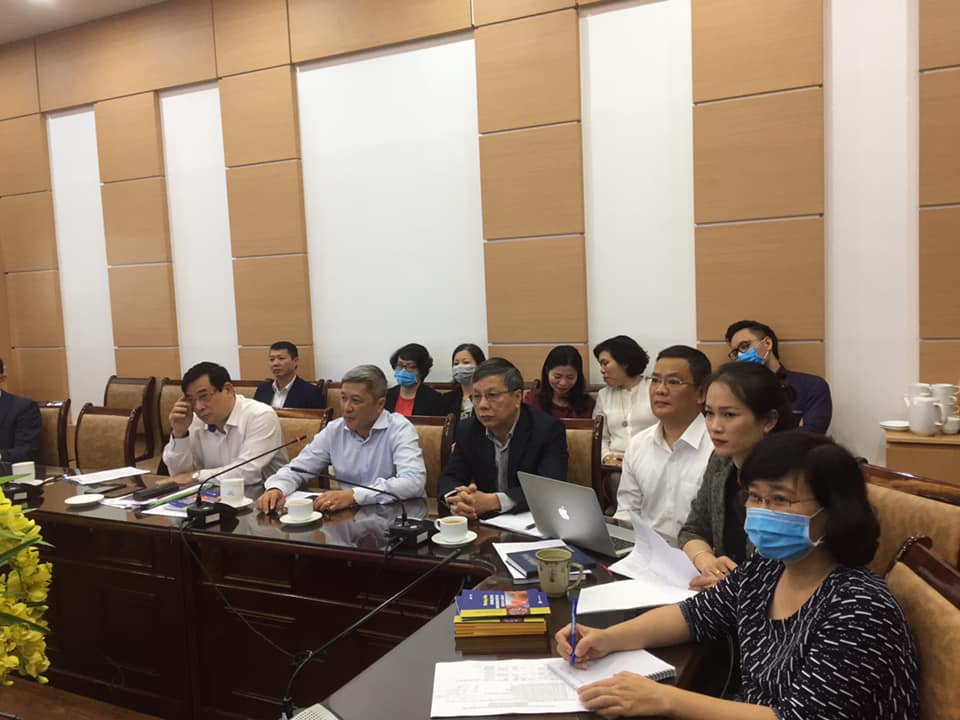 Các chuyên gia đầu ngành hội chẩn cho 2 bệnh nhân nặng nhiễm Covid-19 sáng 17/3. (Ảnh: Lê Hảo)