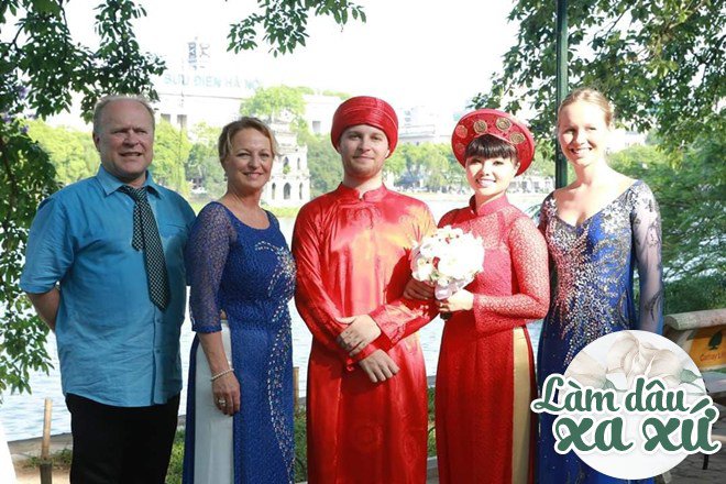 Bố mẹ chồng (Bên trái) về Việt Nam tham dự đám cưới của vợ chồng chị Hương.&nbsp;