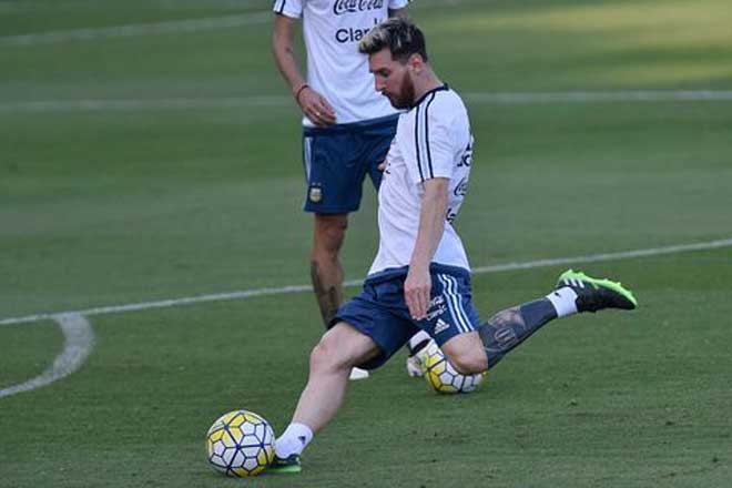 Đôi chân xăm trổ của Messi