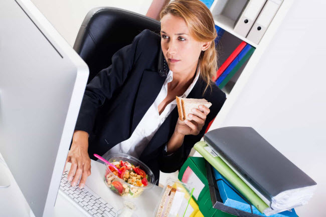 Ăn tại bàn làm việc:
Mặt bàn, chuột máy tính và bàn phím chứa nhiều vi khuẩn. Tại sao
bạn muốn ăn tại một nơi bẩn như vậy?