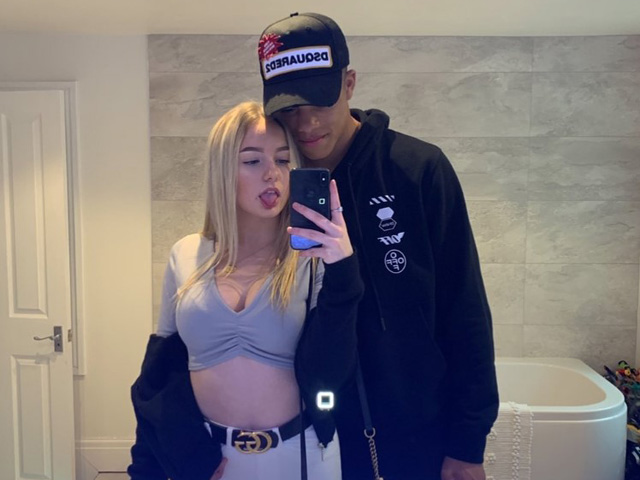 Bóng đá - SAO trẻ hay nhất MU chống covid-19 cực "độc": Rủ bạn gái nóng bỏng về nhà