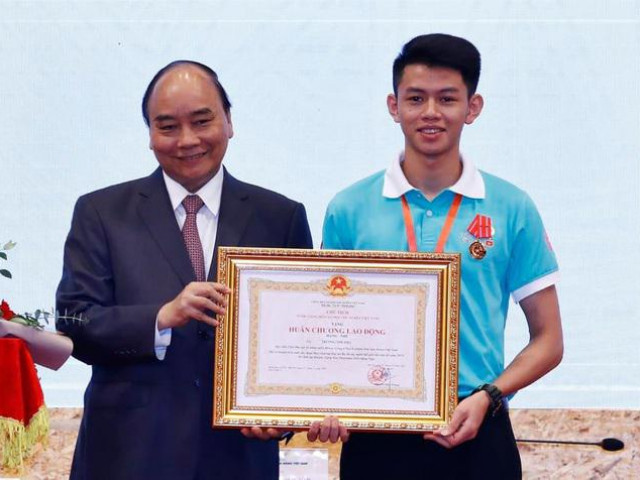 Bạn trẻ - Cuộc sống - Chàng trai thích "làm thợ hơn làm thầy" trở thành Gương mặt trẻ Việt Nam tiêu biểu