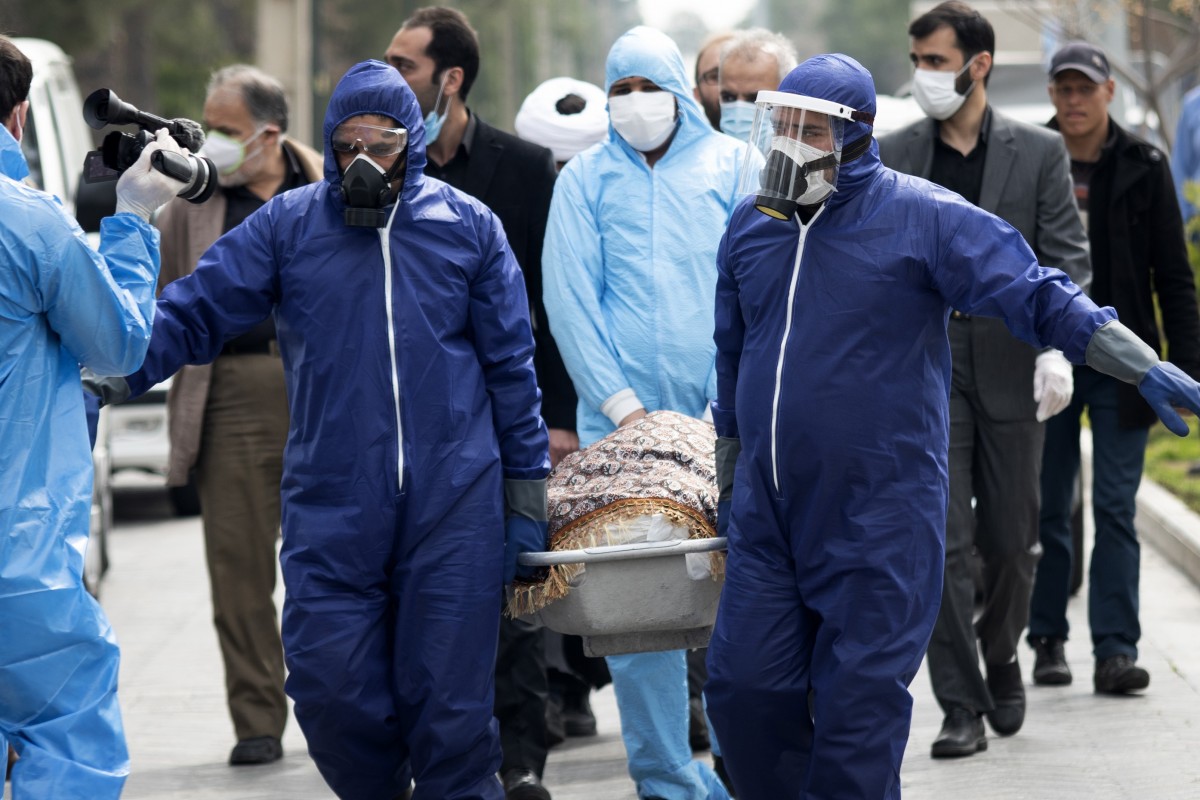 Nhân viên y tế Iran mang theo thi thể của một bệnh nhân nhiễm Covid-19 (ảnh: SCMP)