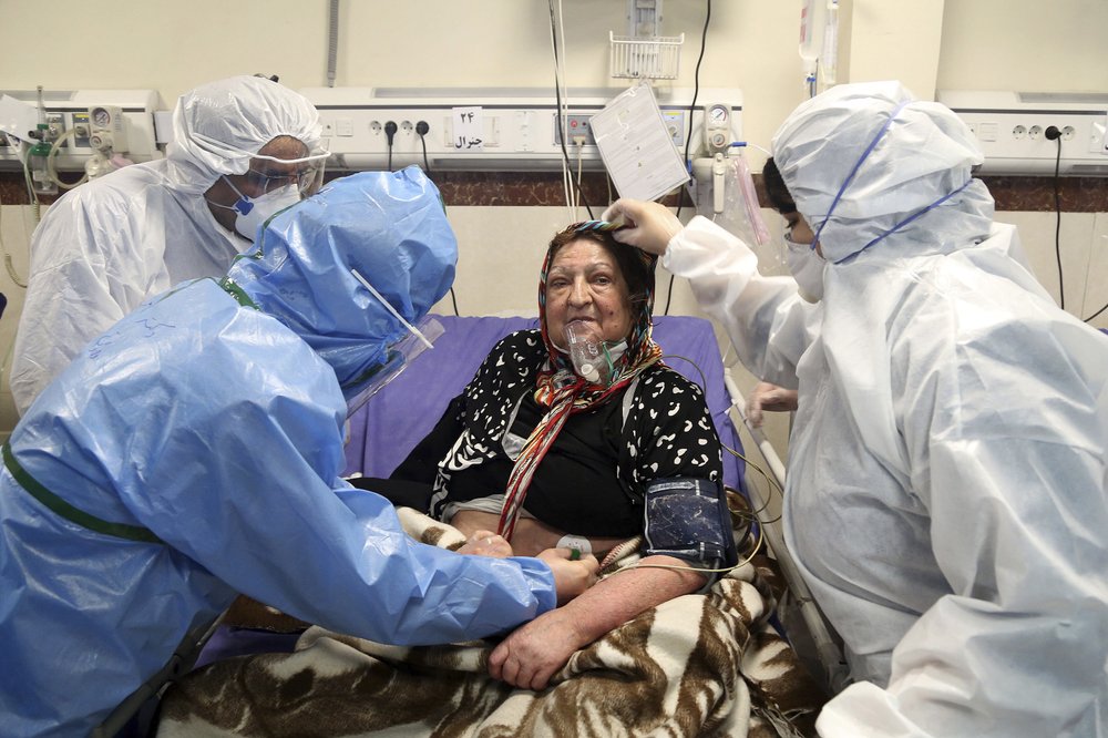 Một bệnh nhân nữ nhiễm Covid-19 đang được điều trị tại Iran (ảnh: AP)