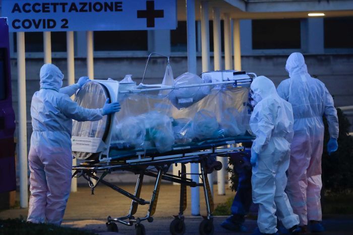 Bệnh nhân nhiễm Covid-19 được chuyển đến bệnh viện ở Rome.