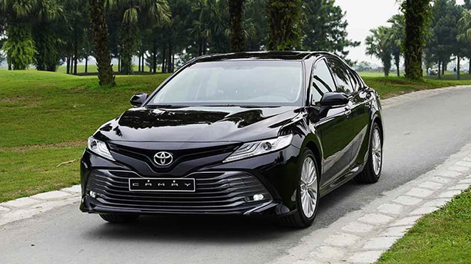 Toyota Camry giảm giá chục triệu đồng tại một số đại lý - 1
