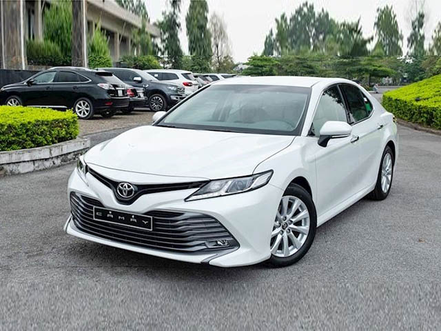 Toyota Camry giảm giá chục triệu đồng tại một số đại lý