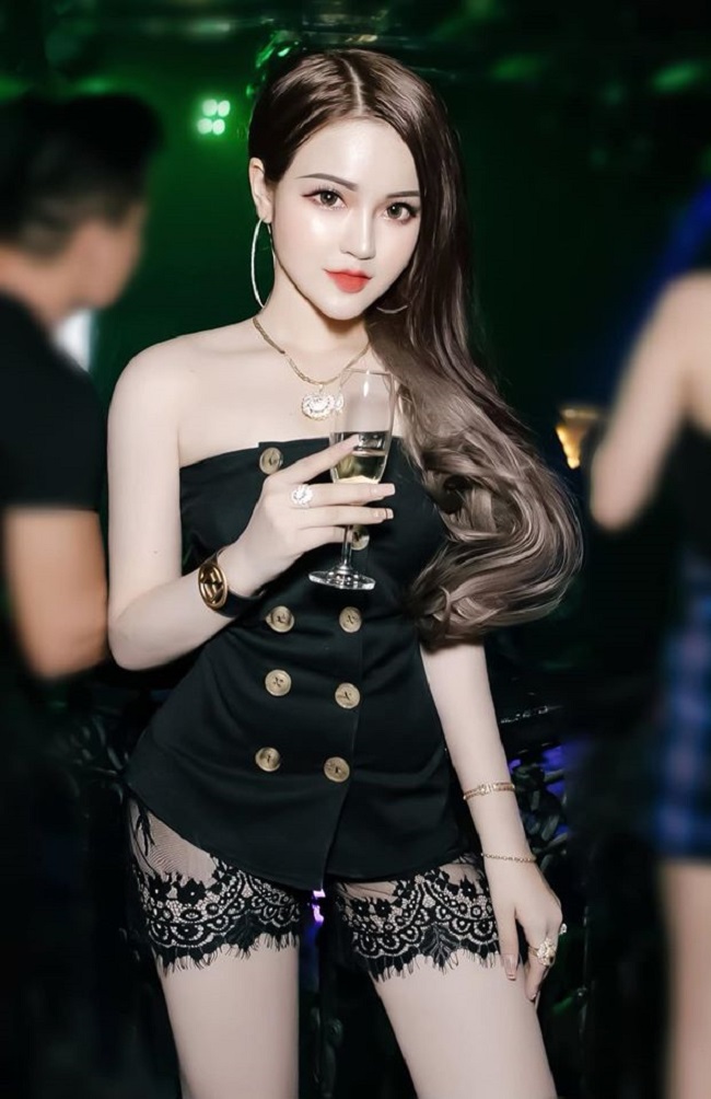 Còn khi tham dự sự kiện, Tú Uyên hướng theo cách mặc sexy sang chảnh.
