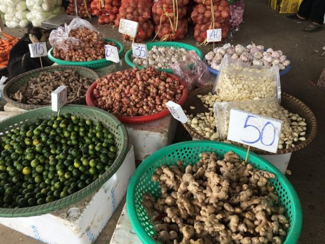 Lượng khách giảm 70%, tiểu thương chợ đầu mối tung hàng bán lẻ với giá buôn