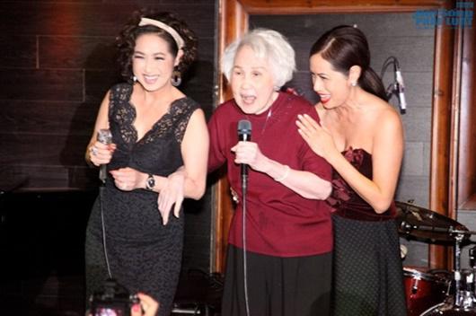 Danh ca Thái Thanh và hai người con gái Ý Lan, Quỳnh Hương.