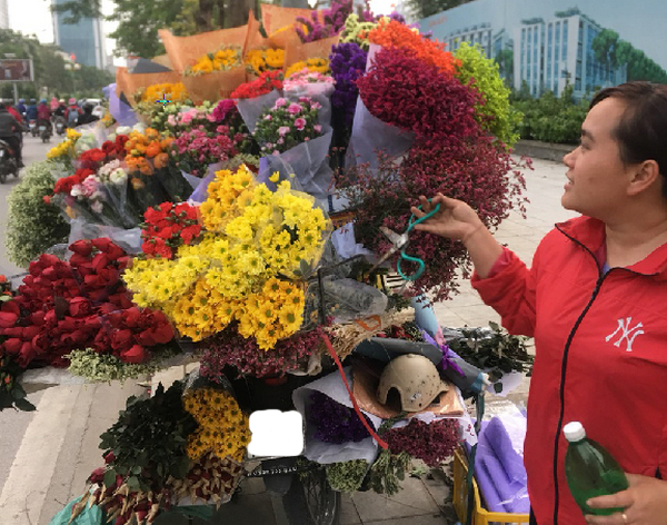 Chị Dung cho biết bán hoa tươi dạo trên đường phố Hà Nội cũng gặp rất nhiều khó khăn bởi dịch Covid-19