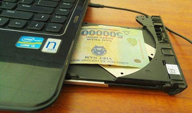 Không may một ngày vợ lại cần mở ổ đĩa ra.