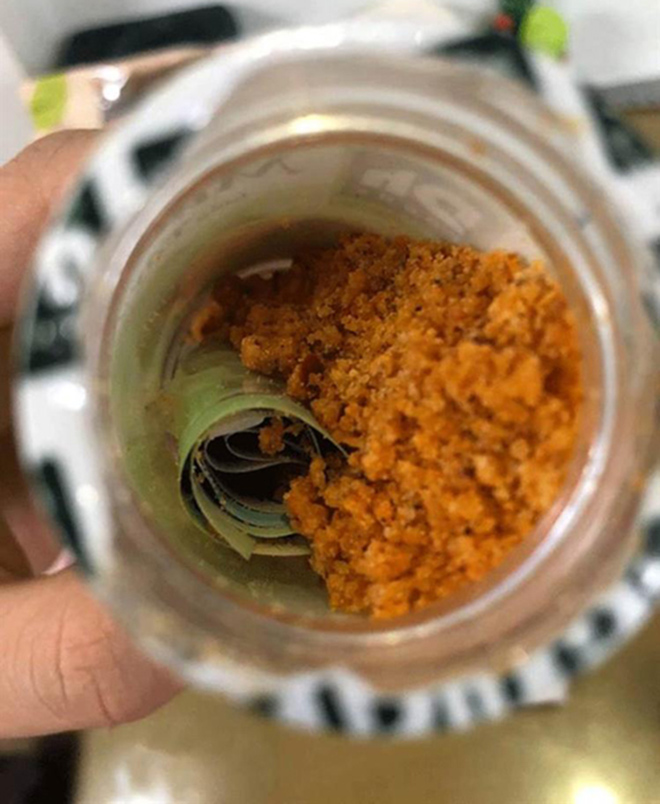 Chắc anh chồng xem phim nhiều quá nên nghĩ giấu "nơi nguy hiểm nhất là nơi an toàn nhất".