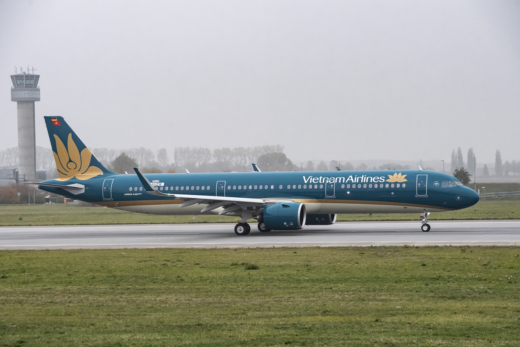 Vietnam Airlines thông tin vụ máy bay “nổ lốp” ở Tân Sơn Nhất.
