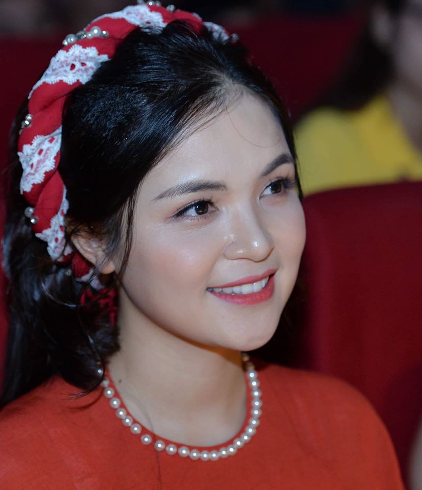 Chị gái nóng bỏng của Hòa Minzy hóa ra là "chị Kính Hồng" show thiếu nhi nổi tiếng VTV - 1