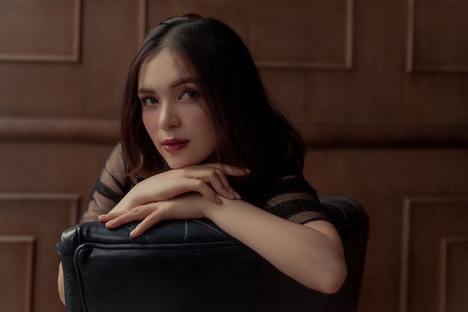 Chị gái nóng bỏng của Hòa Minzy hóa ra là "chị Kính Hồng" show thiếu nhi nổi tiếng VTV - 6