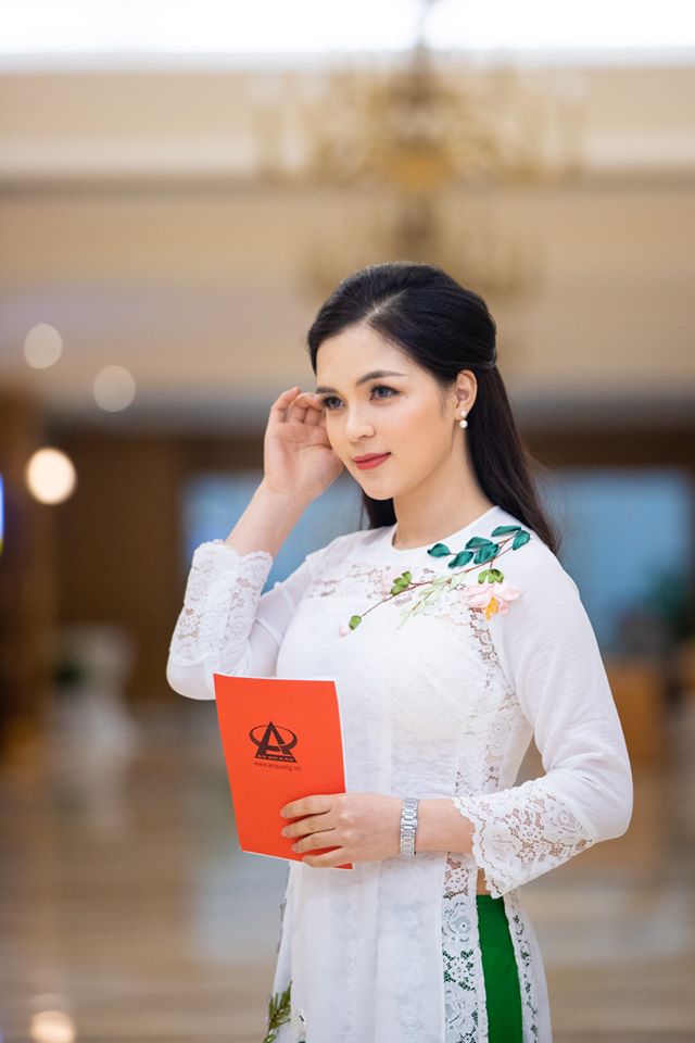 Chị gái nóng bỏng của Hòa Minzy hóa ra là "chị Kính Hồng" show thiếu nhi nổi tiếng VTV - 9