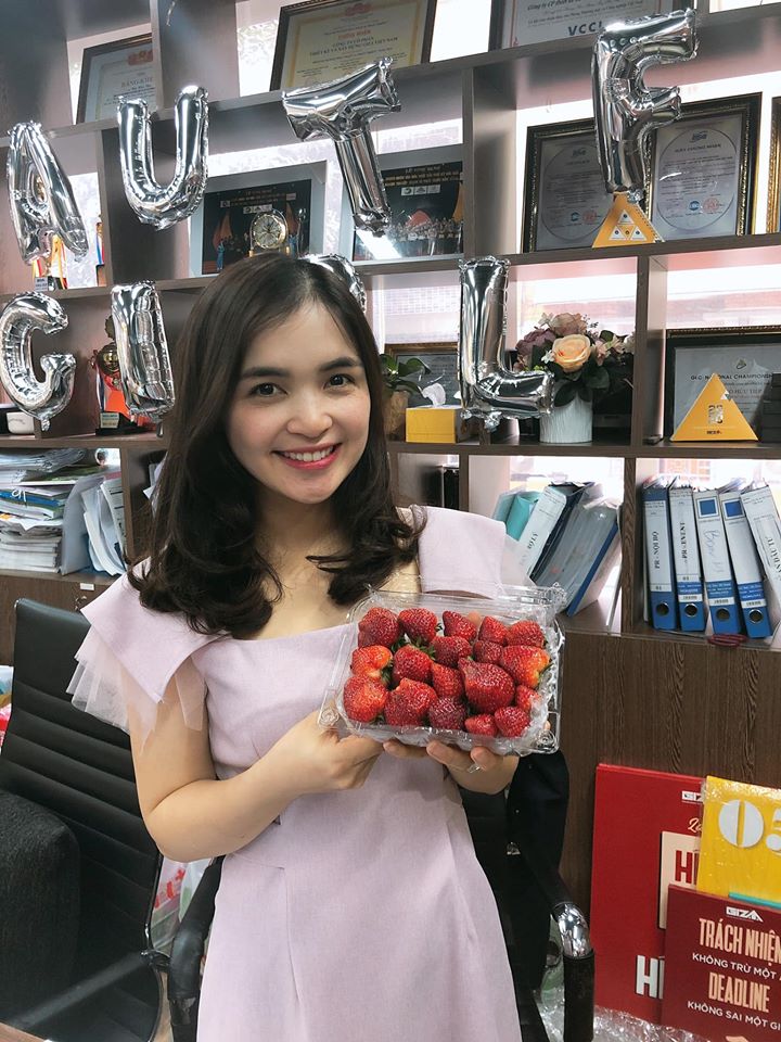 Chị gái nóng bỏng của Hòa Minzy hóa ra là "chị Kính Hồng" show thiếu nhi nổi tiếng VTV - 8