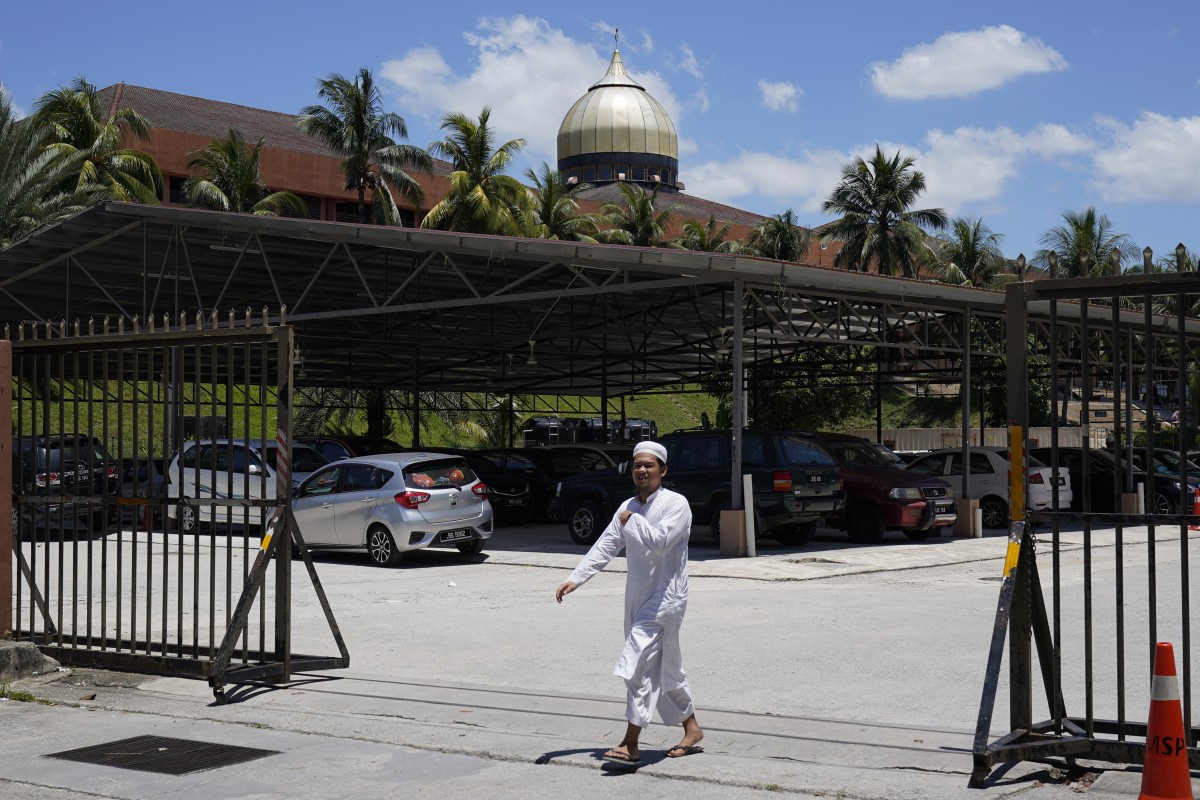 Một người đàn ông bước ra từ nhà thờ Sri Petaling ở Kuala Lumpur, Malaysia.