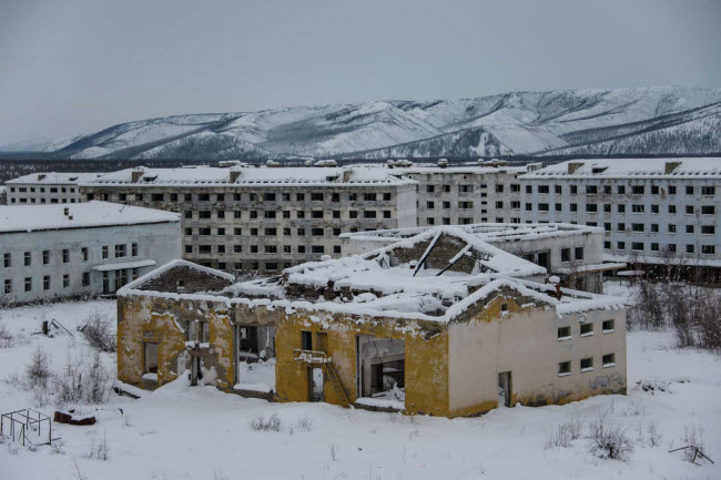 Kadykchan, Nga: Các tù nhân đã xây dựng lên thị trấn mỏ này trong cuộc chiến tranh thế giới thứ 2. Nhưng nó đã bị đóng cửa sau một vụ nổ khiến 6 người thiệt mạng vào năm 1996. Cư dân buộc phải rời đi nơi khác để sinh sống.
