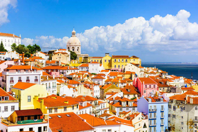 Bồ Đào Nha: Khi du khách lựa chọn sống tại những thành phố lớn như  Lisbon và Porto hay vùng Algarve. Với chi phí sinh hoạt thấp nhất ở Tây Âu, hệ thống y tế tốt và thời tiết ấm áp, Bồ Đào Nha là điểm dưỡng già lý tưởng.
