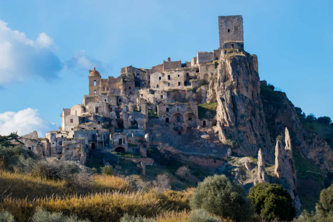 Craco, Italia: Sau nhiều thảm họa thiên nhiên, thị trấn Craco hoàn toàn không có người sinh sống vào những năm 1980. Nơi đây trở thành bối cảnh cho nhiều bộ phim nổi tiếng như Vua David và Cuộc khổ nạn của Chúa.
