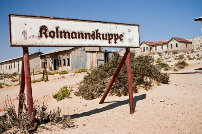 Kolmanskop, Namibia: Kolmanskop từng là một thị trấn nhộn nhịp với nhiều ngôi nhà lộng lẫy khi nơi đây có các mỏ khai thác kim cương vào đầu những năm 1900. Thị trấn trở nên hoang phế và bị sa mạc xâm lấn khi người dân rời đi sau cuộc Thế chiến thứ nhất.
